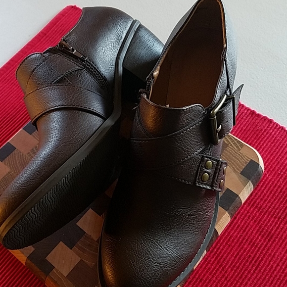 Relativity Shoes - NWOT Brown Dress Shoes Size 8